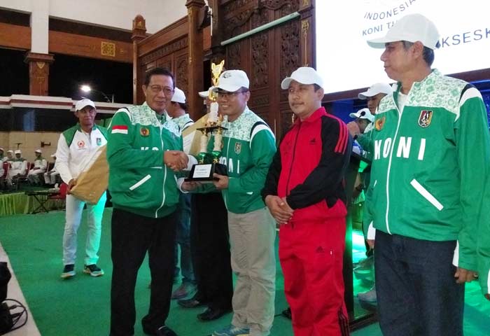 Bupati Tuban, Fathul Huda memberikan penghargaan kepada kontingen berprestasi dari berbagai kecamatan.