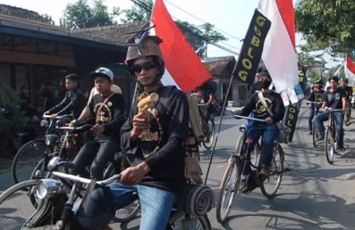Para peserta Ngonthel Bareng start dari Pendopo Agung Trowulan, Minggu (17/5). foto: gunadhi/BANGSAONLINE