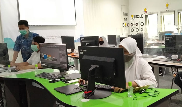 Siswa program studi animasi SMK Plus NU Sidoarjo saat praktik di laboratorium. Foto: Ist
