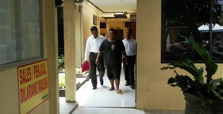 Tersangka pecatan polisi yang ditangkap. foto: Haris/BangsaOnline.com