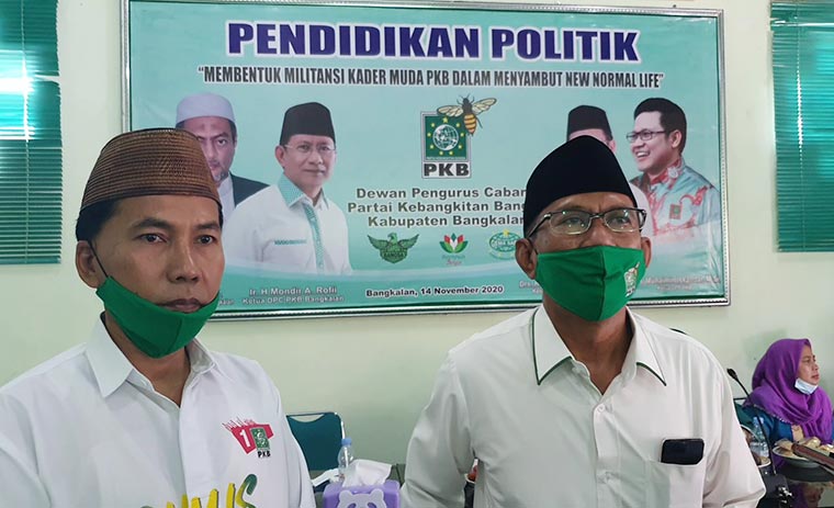 KH. Ir. Mondir Rofii (kiri) dan Ir. Abdur Rofik, Sekretaris DPC PKB saat diwawancarai oleh media di Graha Kebangkitan Bangsa Bangkalan, Sabtu (14/11/2020). foto: fauzi/ bangsaonline.com