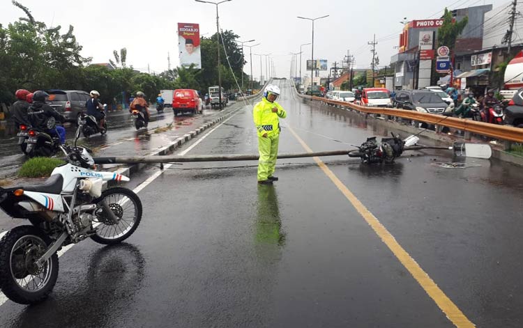Tiang PJU di flyover Waru yang roboh menimpa pengendara motor.