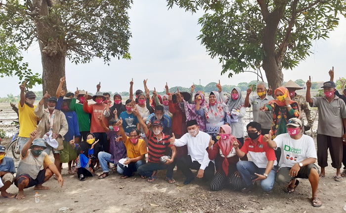 FOTO BARENG: Cabup BHS bersama para petani di Desa Bendotretek, Prambon, Rabu (11/11). foto: MUSTAIN/ BANGSAONLINE