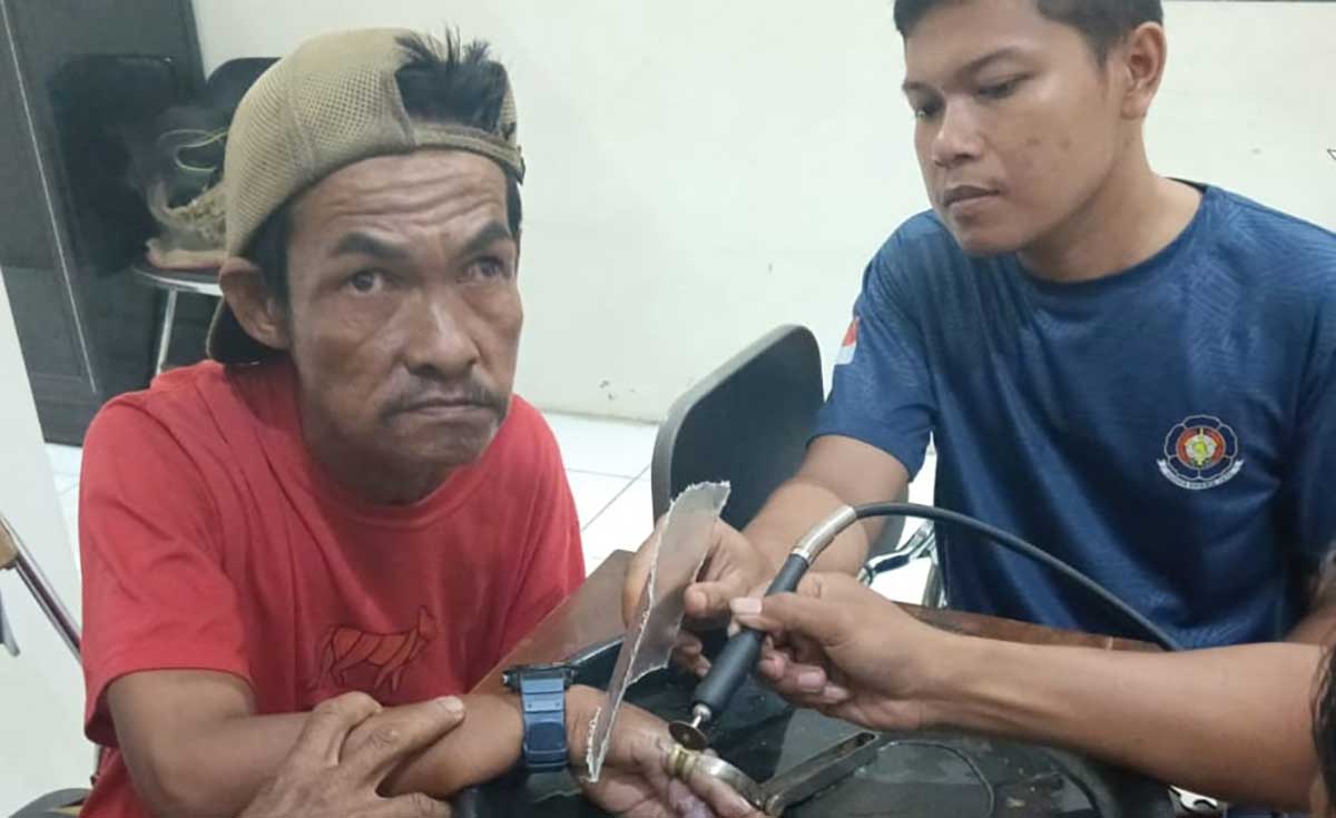 Petugas saat melepas cincin warga Dusun Pilangbangu, Desa/Kecamatan Tarokan, Kabupaten Kediri. Foto: Ist