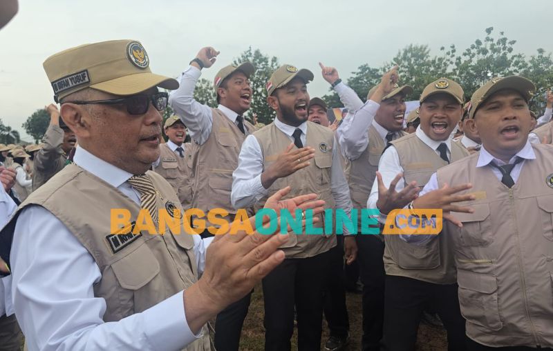 Menhaj Dr KH Mochammad Irfan Yusuf saat memantau semangat petugas haji dalam acara penutupan Diklat PPIH di Lapangan Galaxy Markas Komando Wilayah Udara I Halim Perdanakusuma Jakarta,  Jumat (30/1/2026). Foto: M Mas
