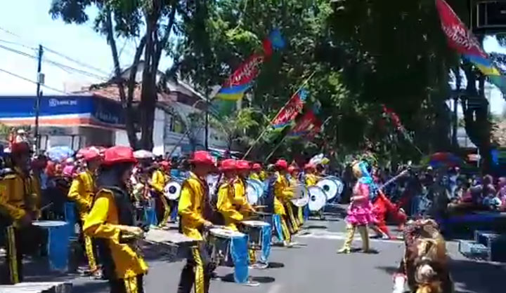 Para peserta Drumband Carnival saat beraksi di depan panggung kehormatan depan kantor Wakil Bupati Pamekasan. 