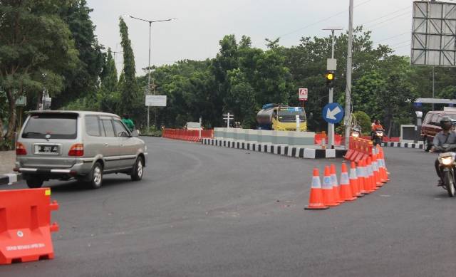 Jembatan Raya Pager Wojo Kecamatan Buduran menelan biaya 3,8 Milyar yang di resmikan 1 minggu yang lalu baru beroperasi, pasca rambu-rambu terpasang di ruas Jalan Raya yang menghubungkan menuju Lingkar Barat tersebut. Foto Nanang Ichwan/BangsaOnline