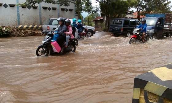 Banjir dik ecamatan Nguling, Kabupaten Pasuruan. foto: SUPARDI/ BANGSAONLINE