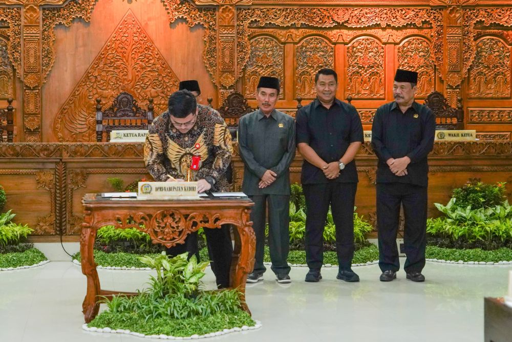 Bupati Kediri Hanindhito Himawan Pramana saat menandatangani berita acara. (Ist). 