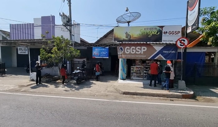 Tampak dua bangunan rumah bersebelahan ditempati Kades Loceret (kiri) dan Sumawan (kanan), saat ini sedang dipermasalahkan statusnya. foto: BAMBANG DJ/BANGSAONLINE