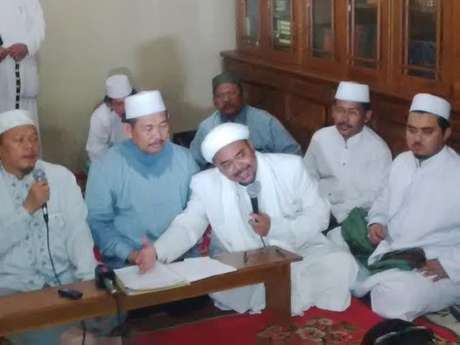 Rizieq Shihab, pendiri FPI, bertekad untuk lengserkan Ahok dari kursi gubernur DKI Jakarta. Foto: detik.com