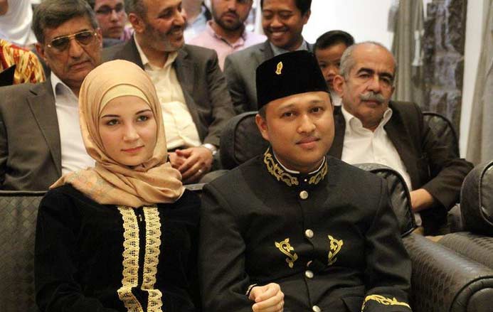 Munawar Juanan Raden Staf KBRI Damaskus saat mempersunting Douha Muawiyah Kharraji, gadis cantik warga negara Suriah.