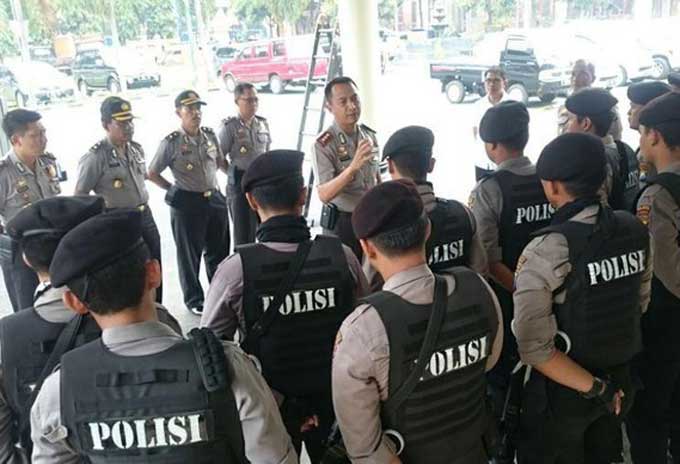 Petugas kepolisian mendapat pengarahan sebelum melakukan penjagaan di Mapolres Pasuruan.