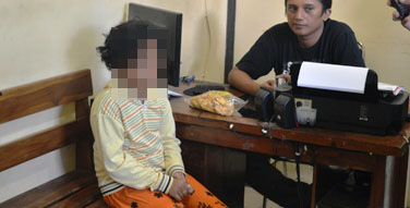 NSD, korban dugaan penyekapan dan kekerasan oleh ibu tirinya. (Hadi Prayitno/BANGSAONLINE)