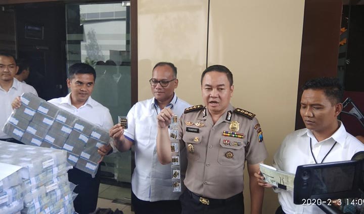 Direktur Ditreskrimsus Polda Jatim Kombes Pol Gidion Arif Setyawan menunjukkan barang bukti.