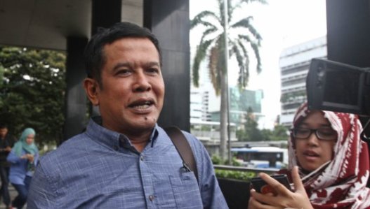 Bupati Nganjuk Taufiqurrahman (kemeja biru) keluar dari gedung KPK usai menjalani pemeriksaan, di Jakarta, Selasa (24/1/2017) lalu. 