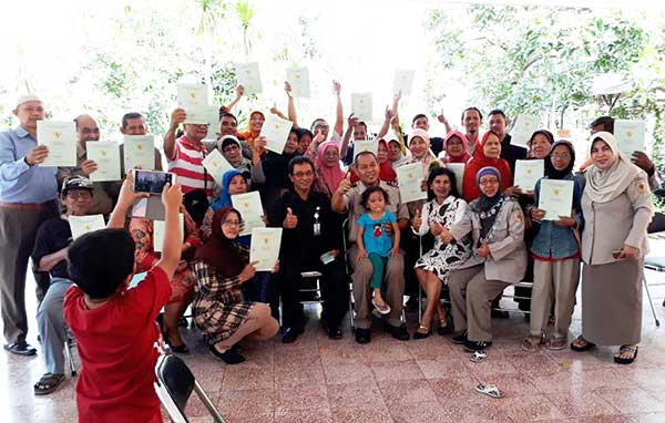 Warga penerima sertifikat gratis tampak senyum sumringah. foto: istimewa