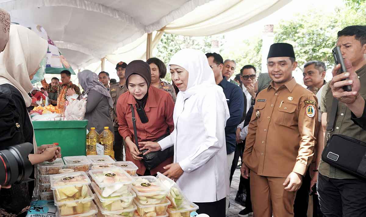 Wali Kota Pasuruan saat mendampingi Gubernur Khofifah meninjau pasar murah.