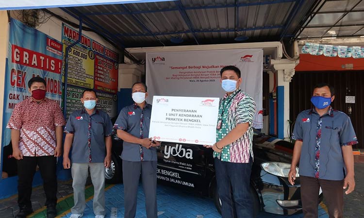 Penyerahan 1 unit mobil praktik bengkel sesuai dengan kebutuhan Himpunan Bengkel Binaan YDBA (HBBA) Jawa Timur (Jatim). (foto: ist).