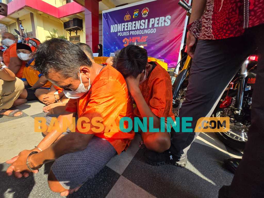 Tersangka saat dihadirkan di konferensi pers Polres Probolinggo. Foto: Andi Sirajudin/BANGSAONLINE