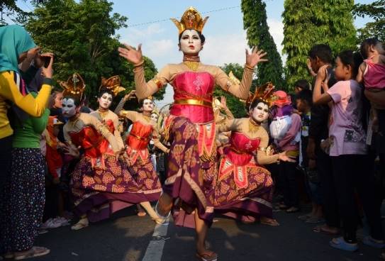 KEARIFAN LOKAL - Pertunjukan tari Thengul di Alun-alun Bojonegoro, Jumat, (5/9/2014). foto: Eky Nurhadi/BangsaOnline

