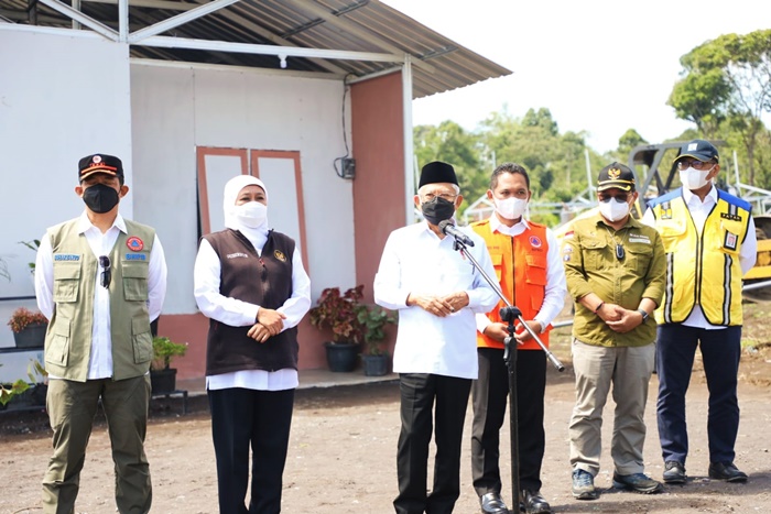 Wapres RI KH. Ma’ruf Amin meninjau progres pembangunan huntara di kawasan relokasi bagi warga terdampak erupsi Gunung Semeru di Desa Sumber Mujur, Kecamatan Candipuro, Kabupaten Lumajang, Jawa Timur, Jumat (14/1/2022).