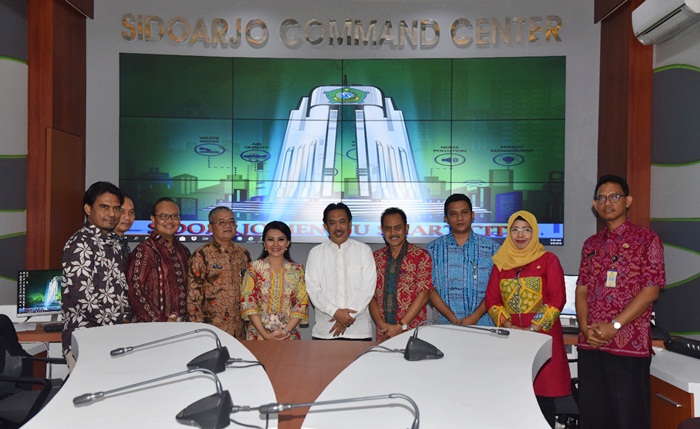 POSE BERSAMA: Bupati Landak bersama dengan Wabup Sidoarjo saat kunjungan, Jumat (8/3). Foto: ist