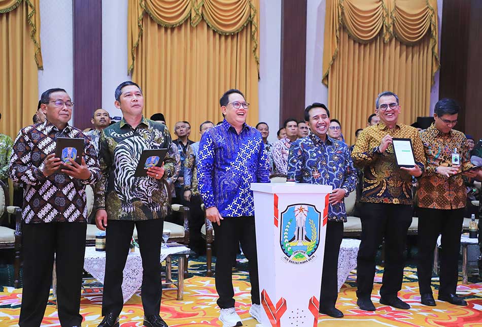 Pj Gubernur Adhy Karyono Serahkan DIPA dan TKD Jatim TA 2025, ini Rinciannya