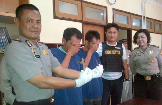 Kedua tersangka diamankan petugas crime hunter Polsek Mulyorejo. (foto: rusmiyanto/BANGSAONLINE)