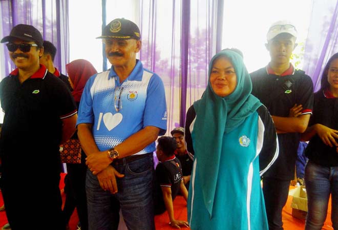 Bambang Roni Hermawan, Kades Saptorenggo bersama istri.