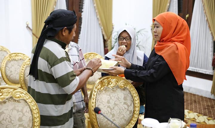 Gubernur Khofifah makan durian bareng dengan warga Sumberagung Banyuwangi yang beberapa hari ini melakukan aksi penolakan tambang Tumpang Pitu di depan kantor Gubernur Jatim. foto: ist.