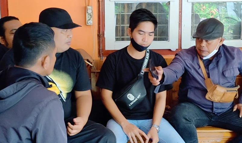 Dua dari tiga pelaku saat dimintai keterangan di Bawaslu Ponorogo.