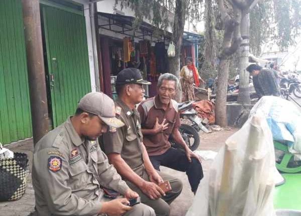 Kasi Penertiban Satpol PP Kota Pasuruan, Sunaryo, saat dialog dengan salah satu PKL. 