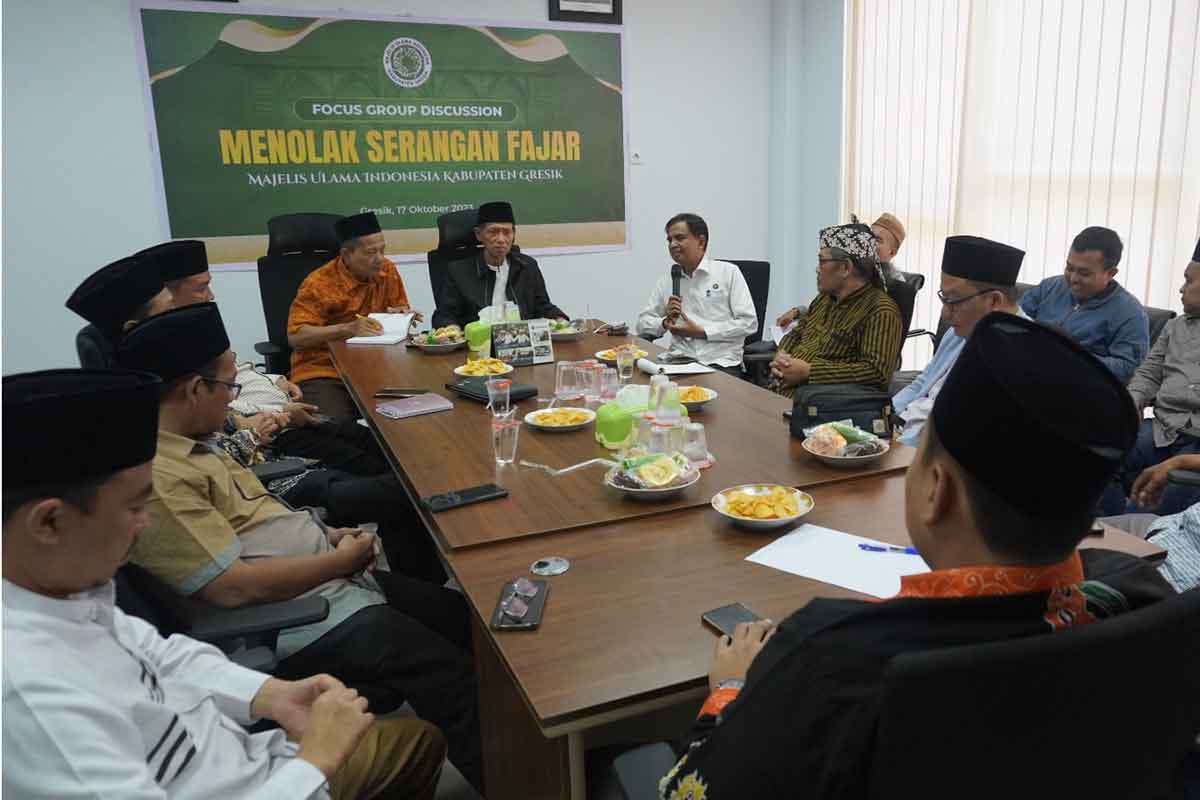 MUI Gresik saat menggelar FGD dengan para ketua parpol, toko masyarakat, akademisi, dan penyelenggara pemilu. Foto: Ist.