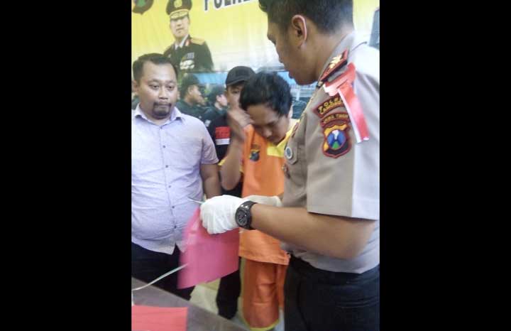 Kapolres AKBP Feby DP Hutagalung bersama Kasatreskrim AKP Qontason Jumbo Yadwivana mengapit tersangka.