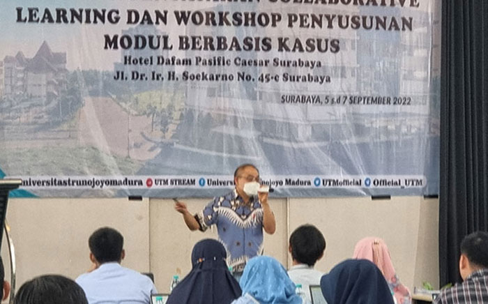 Wakil Rektor I UTM, Deni Setya Bagus Yuherawan,  saat memberi sambutan di Pelatihan Pengajaran Collaborative Learning dan Workshop Penyusunan Modul Berbasiskan Kasus.