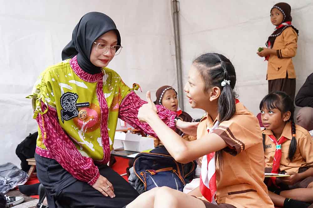 Membaur, Wali Kota Kediri Vinanda Prameswati memberi apresiasi dan semangat anak penyandang disabilitas. (Ist)