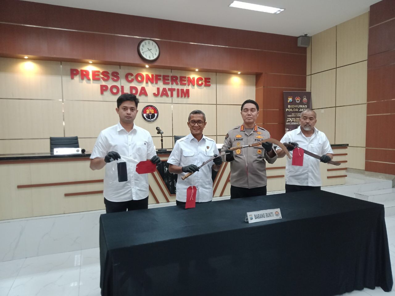 Kabid Humas dan Dirreskrimum Polda Jatim menujukan senjata tajam yang dilakukan untuk memeras korban