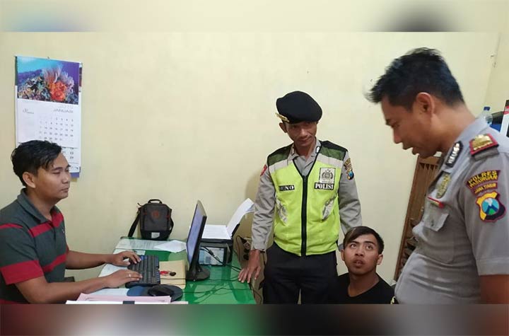 Tersangka (kanan duduk) saat diinterogasi petugas.