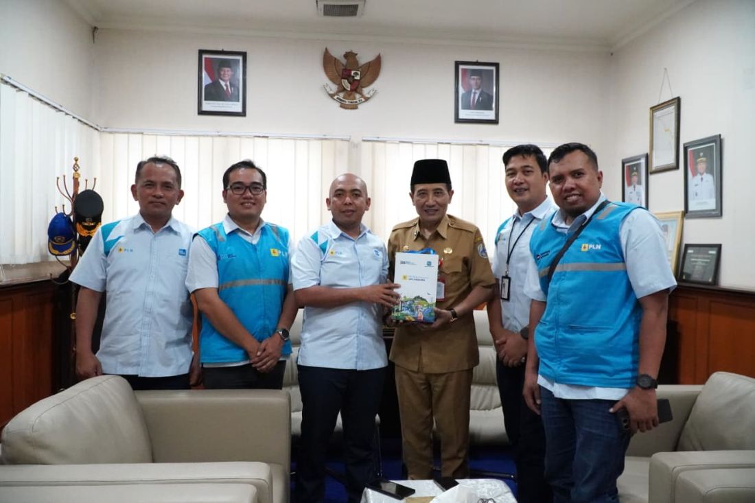  Audiensi  Manager PLN UP3 Madura, Fahmi Fahresi, bersama Asisten Manager (Asman) Niaga dan Pemasaran Abd. Ghafur, Manager ULP Sampang Makhfud Rasidi, serta Manager ULP Ketapang Pujiyanto. Kehadiran jajaran PLN disambut hangat oleh Sekda Kabupaten Sampang, H. Yuliadi Setiawan 