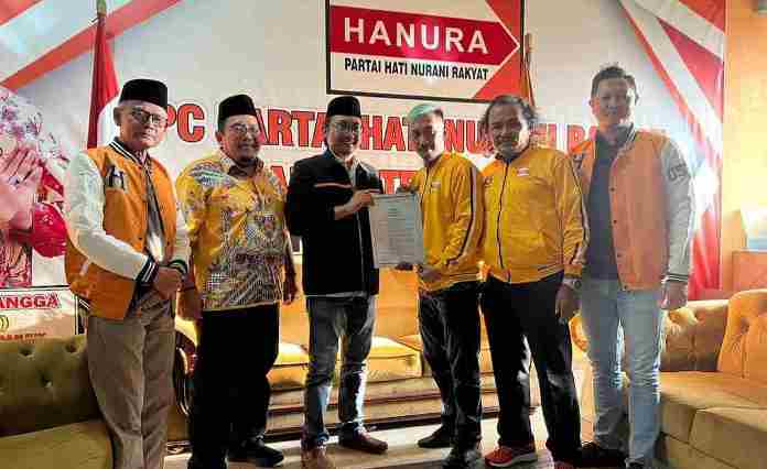 Ketua DPD Partai Hanura Jatim saat menyerahkan surat persetujuan PAW.