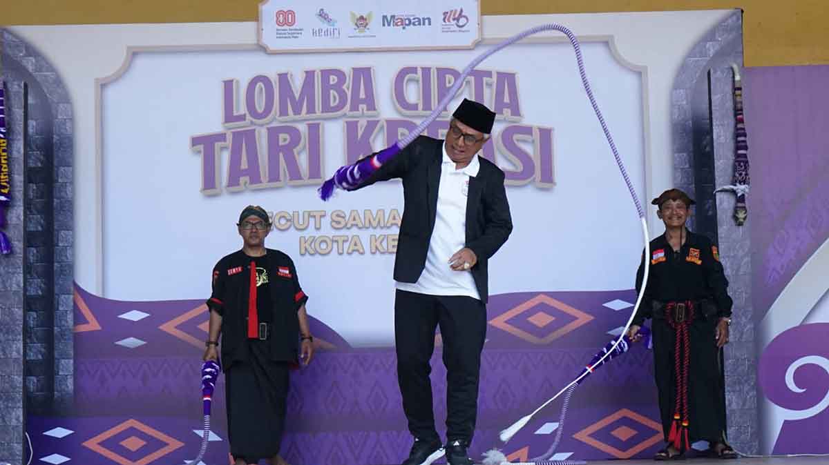 Wakil Wali Kota Kediri saat membuka lomba cipta tari yang ditandai dengan lecutan pecut. Foto: Ist