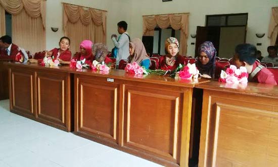 Mahasiswa Uniska saat audiensi dengan Kapolres Kediri Kota. (foto: arif kurniawan/BANGSAONLINE)