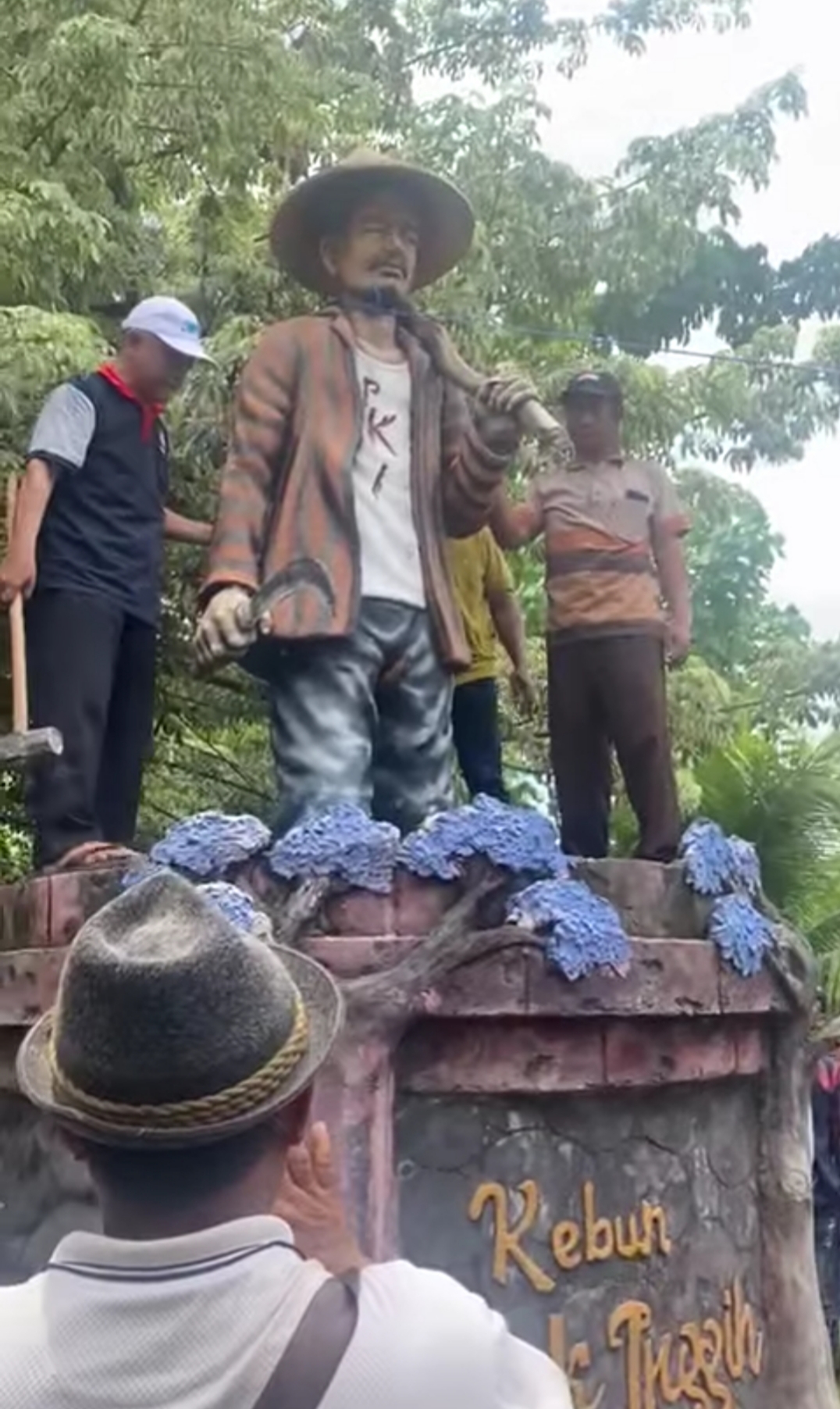 Warga Sekapuk, Kecamatan Ujungpangkah saat merobohkan patung Ki Begawan  dan Pak Inggih (foto: ist)