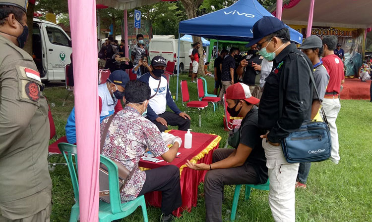 Petugas saat melakukan rapid test kepada panitia dan peserta lomba burung. (foto: ist)