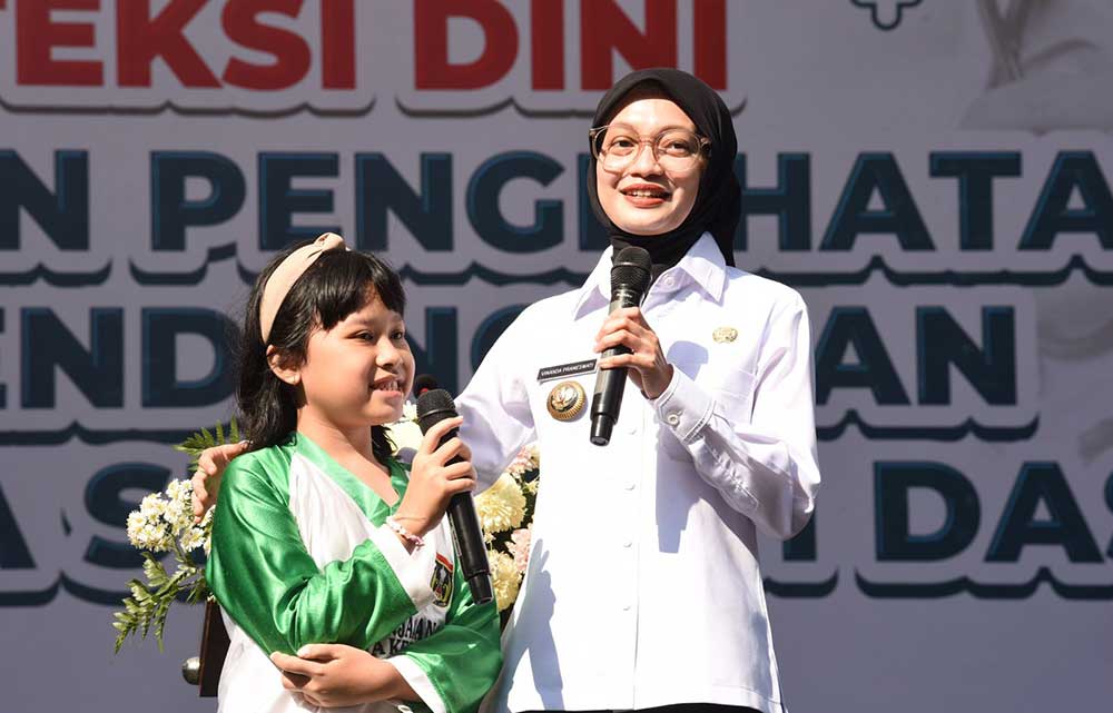 Wali Kota Kediri Vinanda Prameswati saat berdialog dengan salah satu siswa. Foto: Ist.