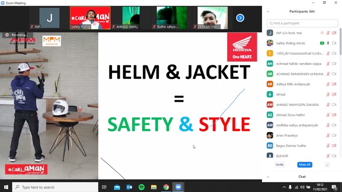 Kampanye dalam webinar, salah satunya dengan memakai helm dan jaket saat berkendara.