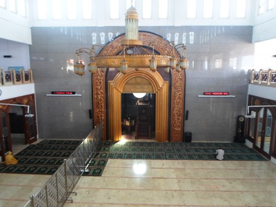 ?

Ukiran lafadz Alquran yang ada di dalam Masjid Al-Hidayah Gedangan Sidoarjo. foto diambil Jum’at (18/7) lalu. Foto:gogon/BANGSAONLINE