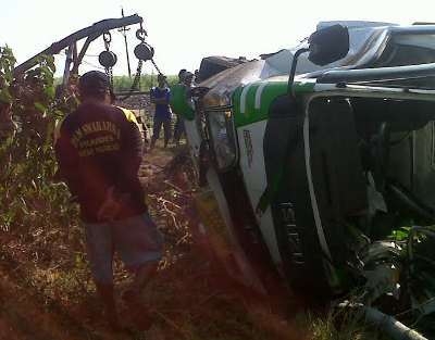 RINGSEK – Truk terlempar beberapa meter dari akibat dihantam kereta api (KA), di Desa Kepuhanyar, Kecamatan Mojoanyar, Mojokerto, Rabu (10/9/2014). Foto : ahmad gunadhi/BangsaOnline

