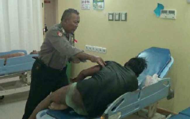 Kedua pelaku curanmor yang babak belur dibawa petugas ke RS Haji Sukolilo Surabaya.